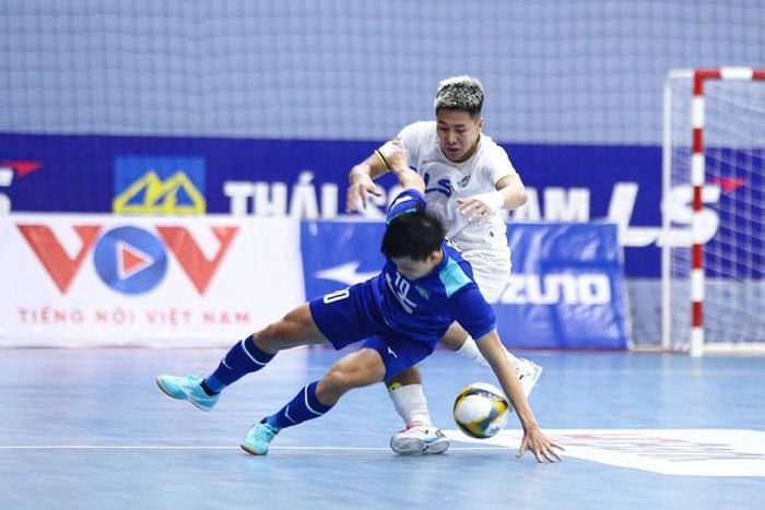 Ngọc Linh (xanh) tỏa sáng với cú đúp bàn thắng để đưa Thái Sơn Nam tạm dẫn đầu. Ảnh: VT