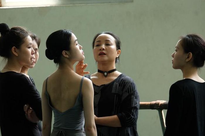 NSƯT Nguyễn Quỳnh Lan trên lớp cùng các học trò