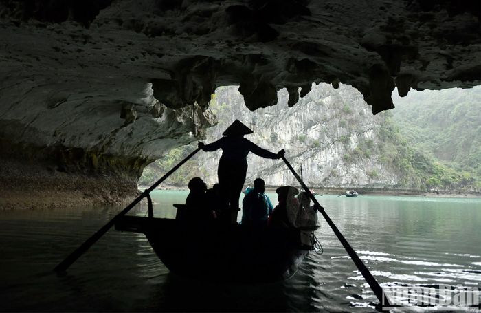 Du khách khám phá hang Sáng Tối.