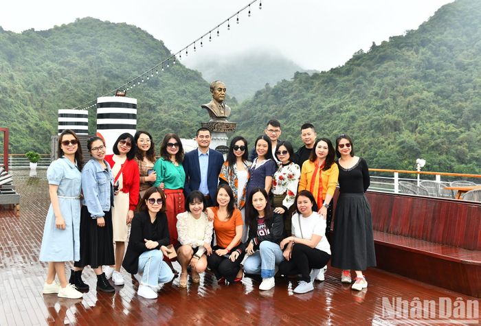 Đoàn khách lưu lại kỷ niệm bên bức tượng doanh nhân Bạch Thái Bưởi trên Du thuyền Heritage Bình Chuẩn.
