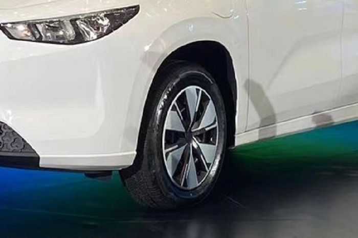 Đằng sau xe có đèn hậu kiểu xuyên thấu cũng đang là xu hướng thịnh hành hiện nay, điểm nhấn có dải trang trí màu xanh lá cây trông rất cá tính, thể hiện đây là mẫu xe điện, thân thiện với môi trường.
