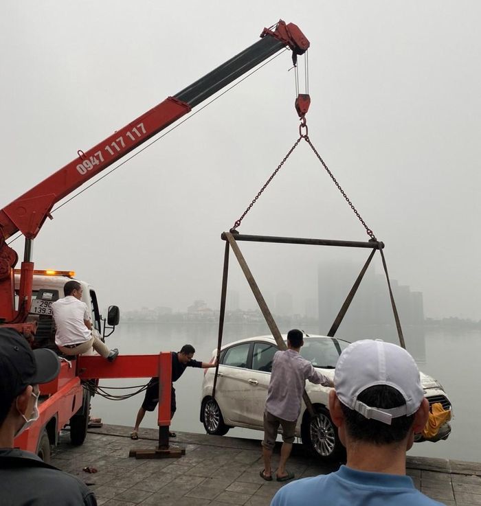  Đến 17h, ô tô được đưa lên bờ (ảnh Công an phường Xuân La cung cấp). 