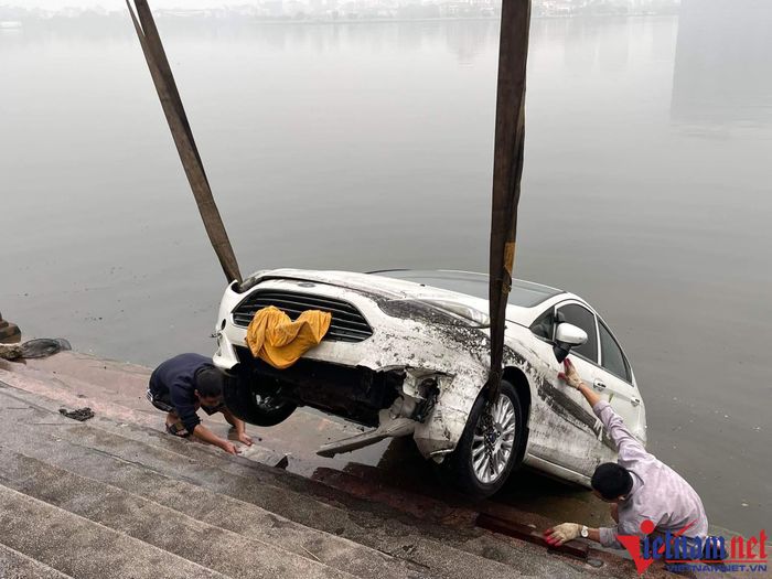 Khoảng 17h chiều cùng ngày chiếc xe được đưa lên bờ.
