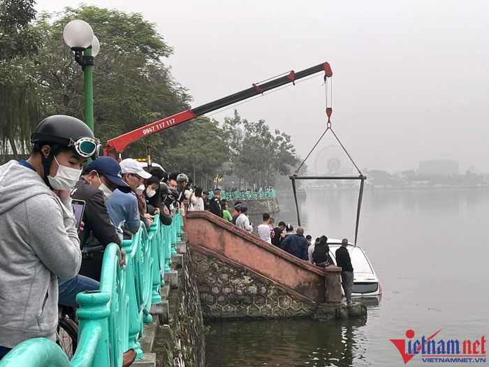 Lực lượng chức năng cứu hộ ô tô lên bờ