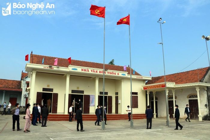 Nhà Văn hóa thôn 8, xã Quỳnh Liên (TX. Hoàng Mai) sau sáp nhập không đạt chuẩn mới vì không thể mở rộng diện tích khuôn viên. Ảnh: Nguyễn Hải