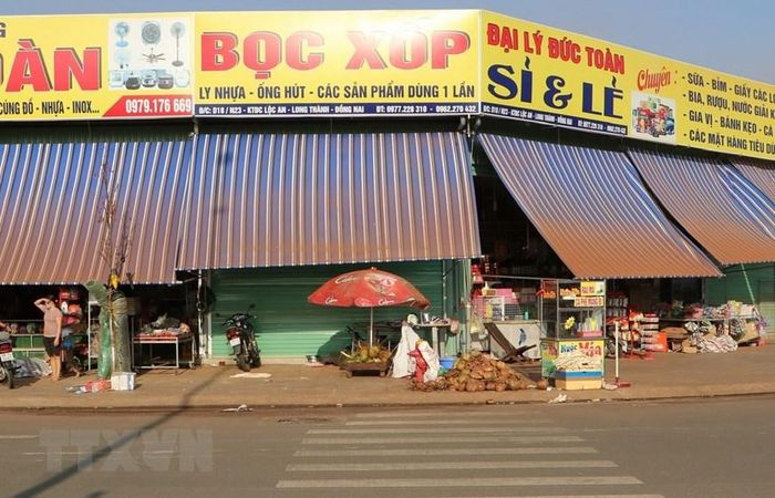 Bụi từ công trường sân bay Long Thành lan ra cả Khu tái định cư Lộc An-Bình Sơn. (Ảnh: Công Phong/TTXVN)