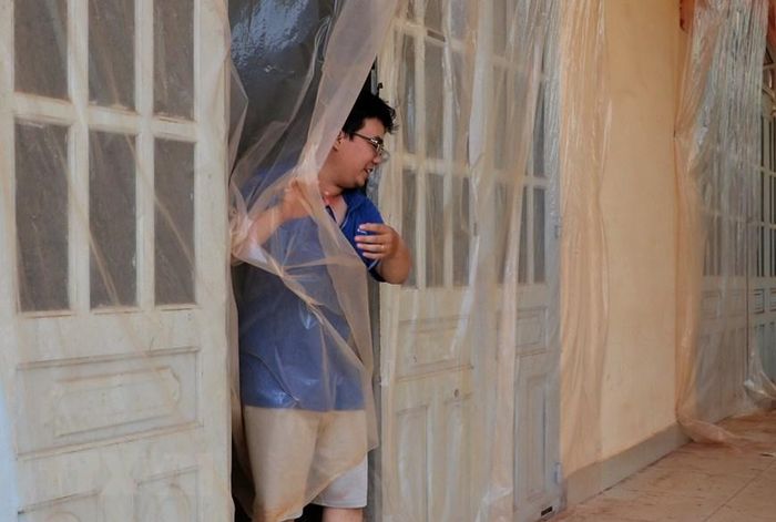 Trong ảnh: Người dân xã Bình Sơn, huyện Long Thành phải dùng ni lông che kín nhà cửa để chống bụi. Ảnh: Công Phong - TTXVN