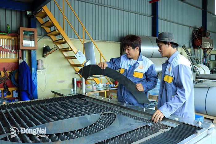 Anh Nguyễn Văn Anh kiểm tra một công đoạn chế tác sản phẩm. Ảnh: V.Gia