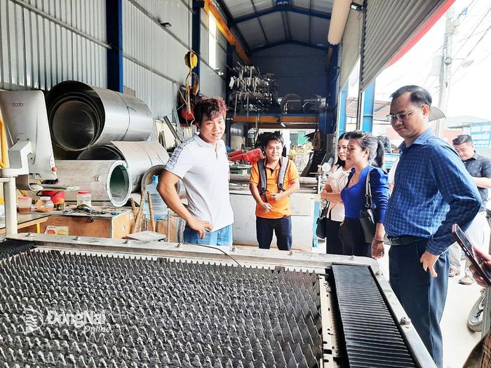 Các doanh nhân trong Chi hội Doanh nhân trẻ Biên Hòa tham quan Công ty TNHH Triệu Hoàng Anh. Ảnh: V.Gia