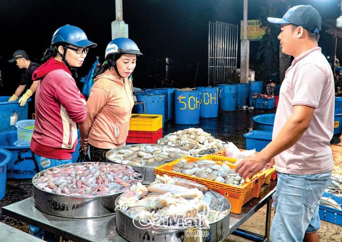 Gần 1 giờ đã có nhiều bạn hàng đến lấy hàng cho phiên chợ sáng.