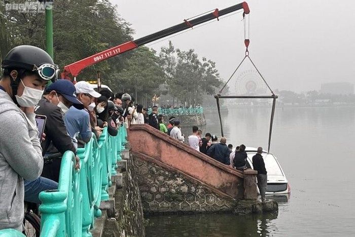 Lực lượng chức năng cẩu phương tiện để làm rõ nguyên nhân tai nạn. (Ảnh: M.Đ)