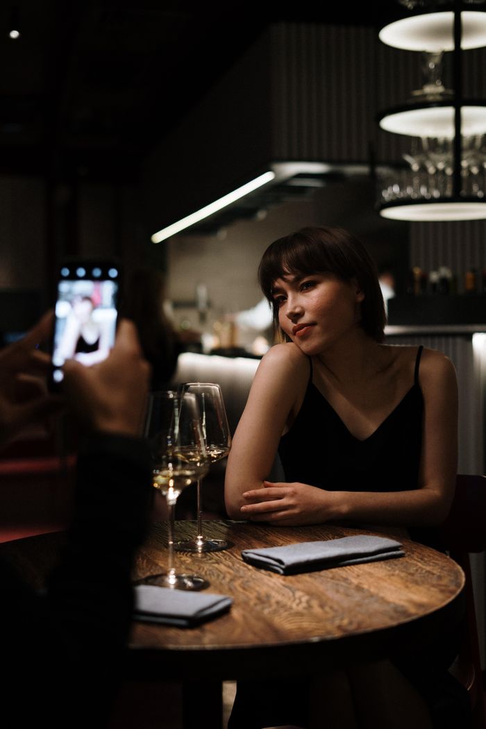  Hãy dành thời gian cho bản thân, thay vì cố tìm kiếm mối quan hệ để khỏa lấp sự cô đơn. Ảnh minh họa: Cottonbro/Pexels. 