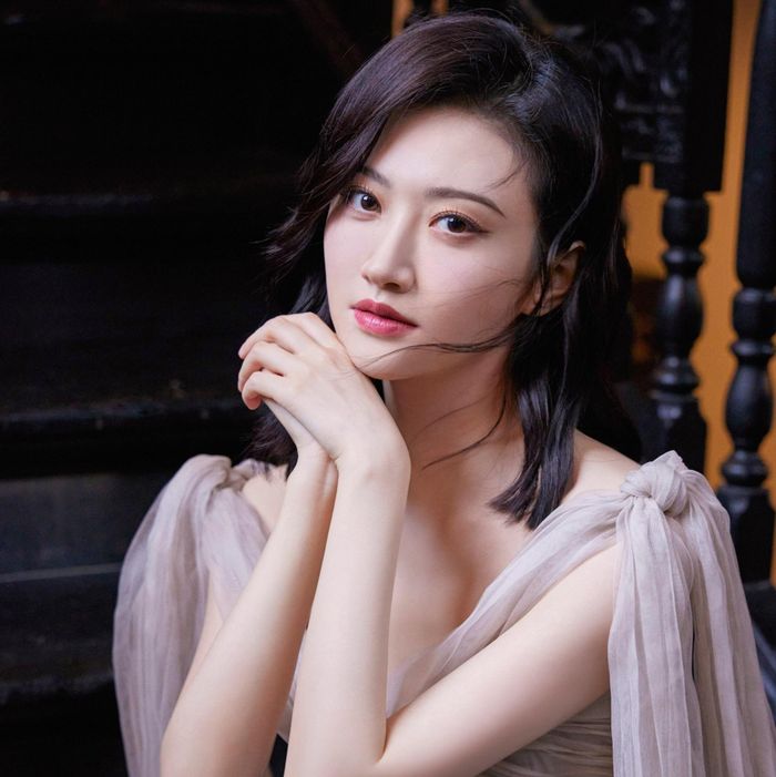 Thêm vào đó, sự nghiệp của Cảnh Điềm cũng đang trong giai đoạn khó khăn. Tháng 5/2022, "đệ nhất mỹ nữ Bắc Kinh" bị phạt 7,2 triệu NDT (hơn 1 triệu USD) vì vi phạm luật quảng cáo, giới thiệu tới công chúng một sản phẩm kém chất lượng. Cảnh Điềm phải xin lỗi công khai và bị cấm nhận quảng cáo trong 3 năm tiếp theo. Scandal này ảnh hưởng lớn tới sự nghiệp của Cảnh Điềm. 