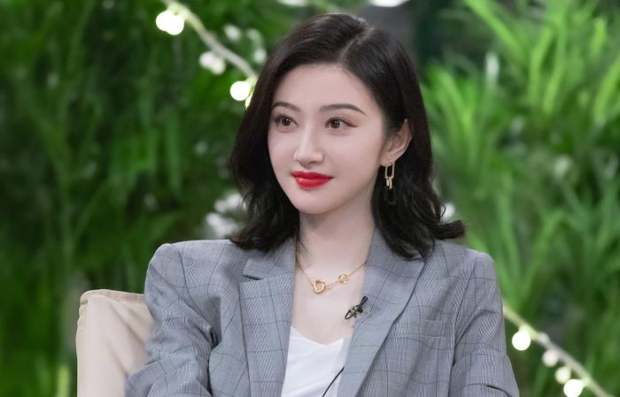  "Tôi thấy may mắn vì đã gặp được dự án Tư Đằng vào thời điểm đó. Trước đó, khoảng một năm tôi không tham gia đóng phim vì gặp phải một chuyện ám ảnh, khiến cuộc đời u ám, tồi tệ. Tôi như mắc kẹt trong quãng thời gian tăm tối đó, cảm thấy nghẹt thở. Khi đọc kịch bản Tư Đằng, tôi thích nhân vật này, là một cô gái mạnh mẽ, có thể tự cứu lấy chính mình", Cảnh Điềm chia sẻ trong quá trình quảng bá bộ phim vào năm 2021. 