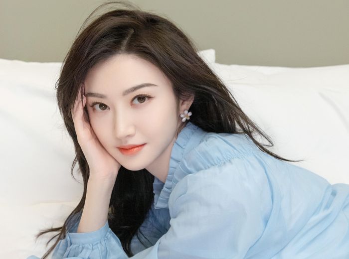  Cảnh Điềm sinh năm 1988, được mệnh danh là "đệ nhất mỹ nhân Bắc Kinh". Cô diễn xuất trong Chiến quốc, Thân phận đặc biệt, Câu chuyện cảnh sát 2013, Tử chiến Trường Thành, Kong: Skull Island... Người đẹp từng bị mang danh thuốc độc phòng vé, bình hoa di động vì diễn xuất yếu. 