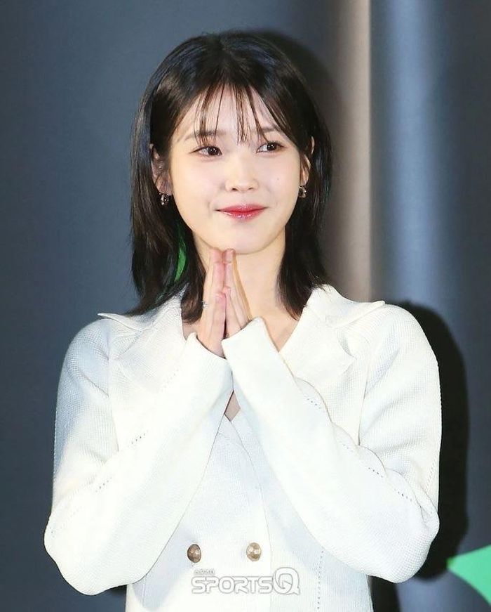 Vừa qua, IU đã tham dự một sự kiện quảng bá bộ phim sắp tới của cô ấy mang tên “Dream” và một lần nữa thu hút sự chú ý của mọi người nhờ ngoại hình “không tuổi” của mình. “Dream” là tác phẩm về tuổi trẻ, đam mê của một cầu thủ bóng đá (Park Seo Joon đóng) và cô gái trẻ (IU). Phim sẽ ra rạp từ ngày 26/4.