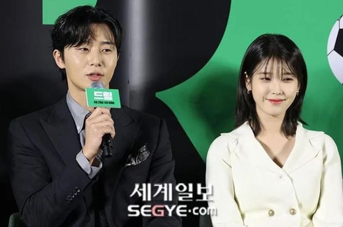 Khi đứng cạnh bạn diễn Park Seo Joon, nhan sắc của IU trẻ trung không kém, kết hợp với mái tóc mới khiến fan như được quay ngược thời gian để nhìn ngắm IU của những năm về trước.