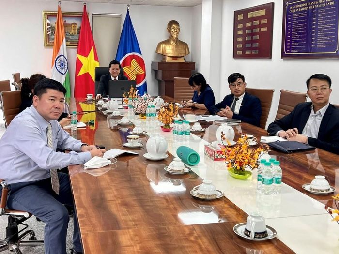 Đại sứ Nguyễn Thanh Hải và cán bộ Đại sứ quán Việt Nam tại điểm cầu New Delhi.