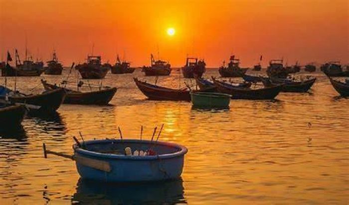  Cảnh đẹp như tranh vẽ từ các làng chài luôn thu hút du khách đến với Bình Đình. 