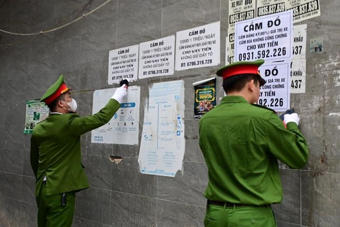Đoàn Thanh niên Công an thành phố Hải Phòng xóa quảng cáo rao vặt không lành mạnh.