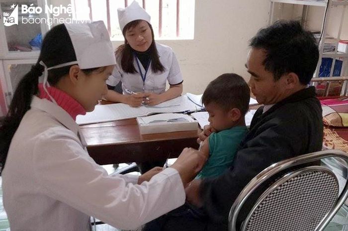 Tiêm phòng bệnh dại tại Trung tâm Y tế Thanh Chương. Ảnh: Thành Chung