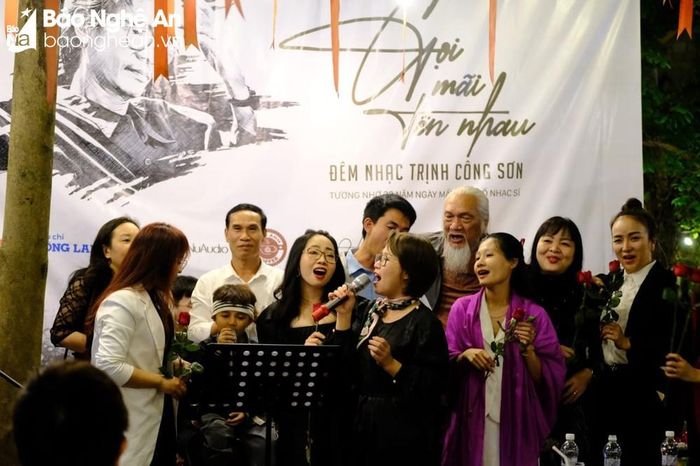 Đêm nhạc để lại nhiều ấn tượng khó phai trong lòng người yêu nhạc Trịnh. Ảnh: Cao Đông