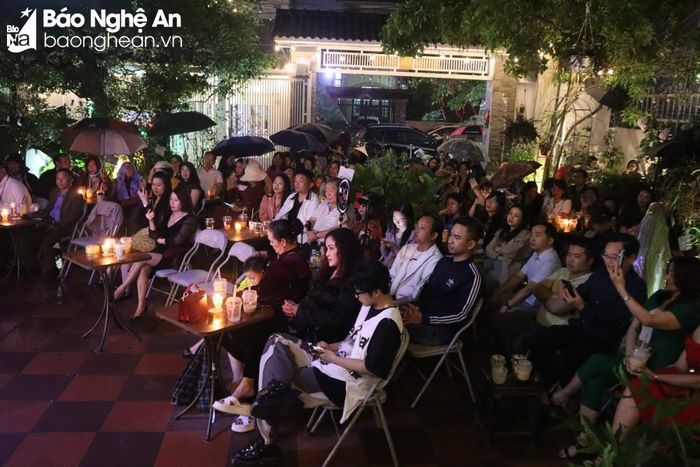 Không gian nhỏ "Như một lời chia tay" thu hút lượng đông khán giả. Ảnh: Nguyệt Anh