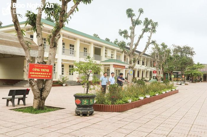 Công trình công viên, nhà ăn bán trú của Trường Tiểu học Thạch Thị với số vốn 4 tỷ đồng đang được hoàn thiện và đưa vào sử dụng. Ảnh: Thanh Phúc
