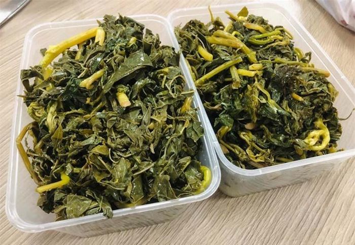 Lá sắn muối chua được nhiều người ưa chuộng. Nguồn ảnh: Internet