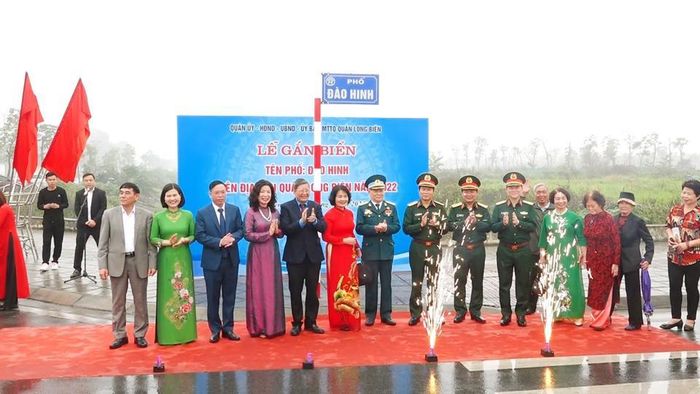 Gắn tên biển phố Đào Hinh. Ảnh: Minh Phương