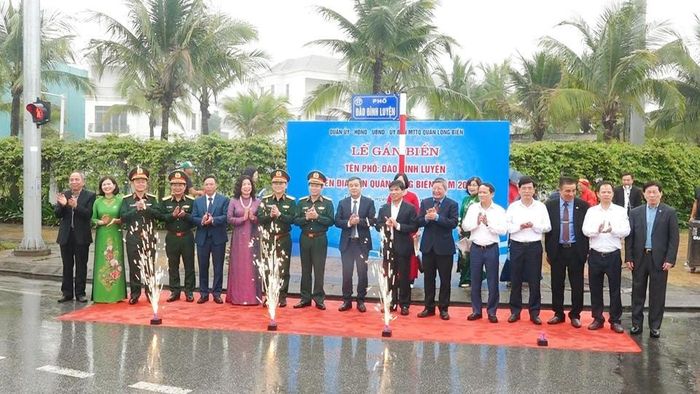 Gắn tên biển phố Đào Đình Luyện. Ảnh: Minh Phương