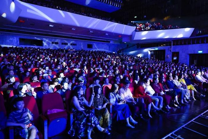 Đông đảo khán giả tham dự đêm nhạc của Tân Nhàn