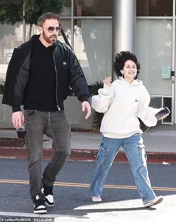 Ben Afffleck và Emma - con gái riêng của Jennifer Lopez trong chuyến đi mua sắm cuối tuần qua