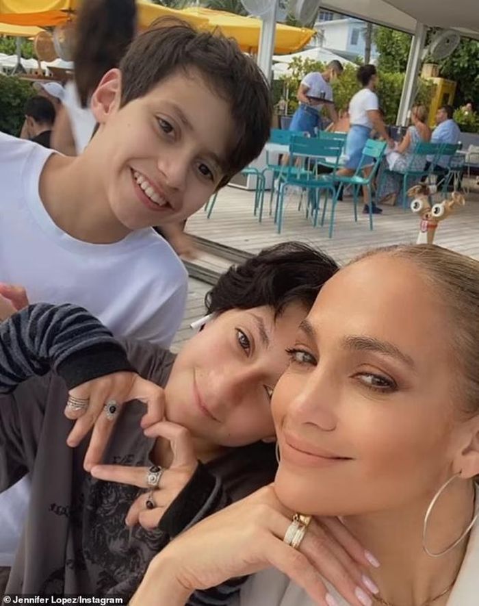 Jennifer Lopez bên cặp song sinh mà cô có cùng chồng cũ Marc Anthony
