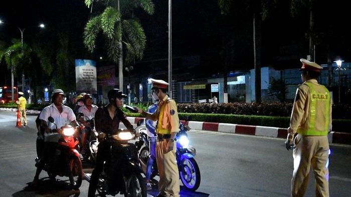 Lực lượng CSGT tiến hành kiểm tra nồng độ cồn đối với người điều khiển giao thông