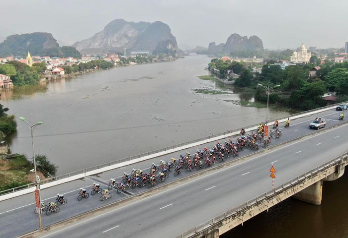 Đoàn đua đang tiến về Thanh Hóa. Ảnh: HOÀNG HÙNG