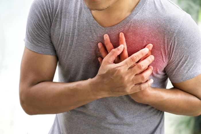 Tình trạng đau ngực bắt nguồn từ những tế bào ung thư di căn đến thành ngực, gây sưng các hạch bạch huyết ở khu vực này. Hệ quả là, bệnh nhân sẽ cảm nhận những cơn đau nhức ở vai, lưng, ngực.