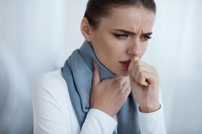 Theo Lungcancer.net, đau là triệu chứng phổ biến nhất của ung thư phổi song bệnh nhân cũng có thể đối diện với những triệu chứng khác như ho dai dẳng, thở khò khè, hụt hơi, khàn tiếng, sụt cân, ăn không ngon, mệt mỏi, viêm đường hô hấp khó khỏi, thường xuyên tái lại. Nếu có những dấu hiệu ung thư phổi này, bạn nên đi khám càng sớm càng tốt.