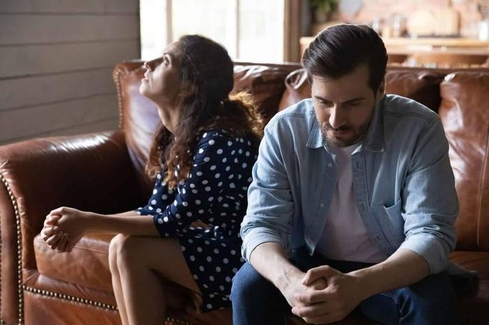 Chồng bạn không thể quên mối tình đầu không hẳn là lỗi của bạn bè anh ấy. (Ảnh: ITN).