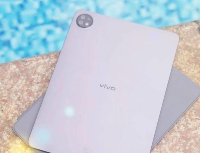  Vivo Pad 2 sắp ra mắt sẽ có thiết lập camera kép phía sau và đèn flash LED. Logo Vivo được đặt ở trung tâm của mặt lưng và có các viền lớn xung quanh màn hình. 