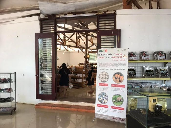 Biển thông tin tuyên truyền tại Khách sạn Biệt Điện (TP. Buôn Ma Thuột). Ảnh ENV.