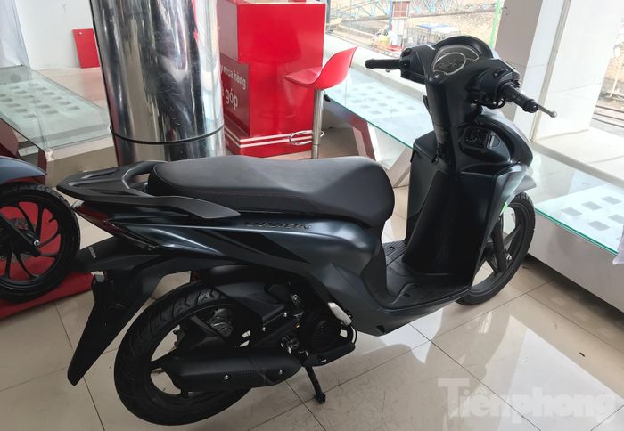 Giá tại cửa hàng những mẫu xe hút khách vẫn chênh cao.