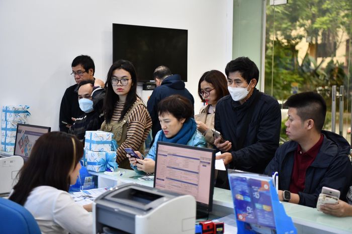 Khách hàng thực hiện chuẩn hóa thông tin thuê bao. Ảnh: Như Ý.