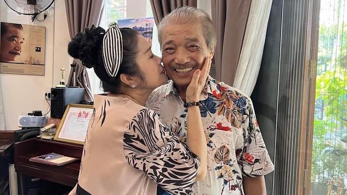 Vợ chồng NSND Trần Hiếu vẫn luôn thể hiện tình cảm lãng mạn. NSND Trần Hiếu bảo không thể thiếu bà, từ lúc ngủ, lúc ăn cho đến đi diễn. Đi đâu ông cũng phải có bà đi cùng, nếu không sẽ thấy thiếu đi một phần quan trọng mà không biết phải làm gì.
