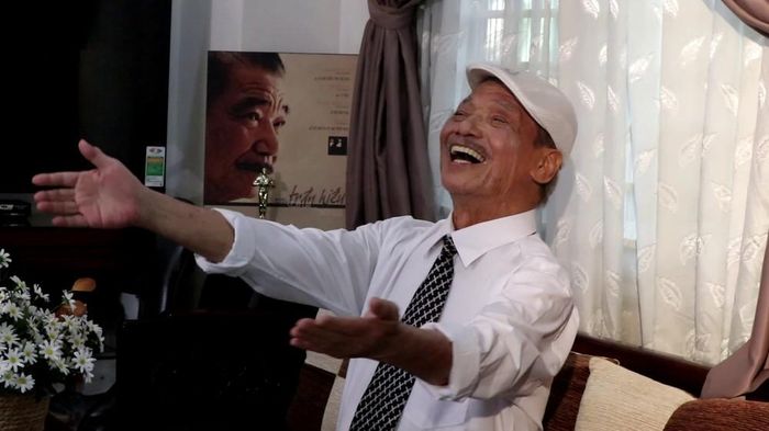NSND Trần Hiếu tự hào vì đi hát từ những ngày thanh xuân cho tới lúc đã U90. Đơn vị nào mời, ông vẫn bước lên sân khấu, hát live bình thường, không cần sự hỗ trợ của công nghệ sân khấu.