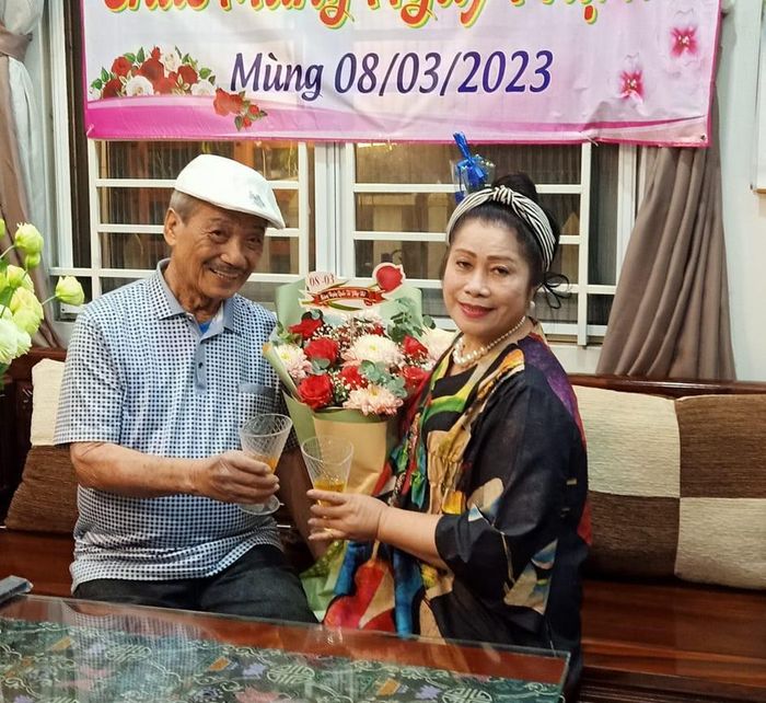 Trần Hiếu chia sẻ: "Lúc đầu, chúng tôi đến với nhau khó khăn lắm. Các con và hai bên gia đình có vẻ chưa thông cảm, sợ chúng tôi khổ và khuyên già rồi cứ ở vậy cho xong. Bây giờ, mọi người biết chúng tôi đến với nhau ngoài tình yêu còn là nghĩa tình sâu nặng nên thông cảm và ủng hộ. Không có gì bằng được con cái thông cảm cho hạnh phúc cuối đời".
