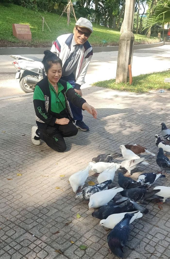 Những ngày sức khỏe cho phép, vợ chồng NSND Trần Hiếu cùng bạn bè đi du lịch đây đó, tham gia Câu lạc bộ Tiếng hát ban chiều. Với ông, tuổi già có vợ Minh Ngà và âm nhạc luôn kề bên, thế là đã trọn vẹn.