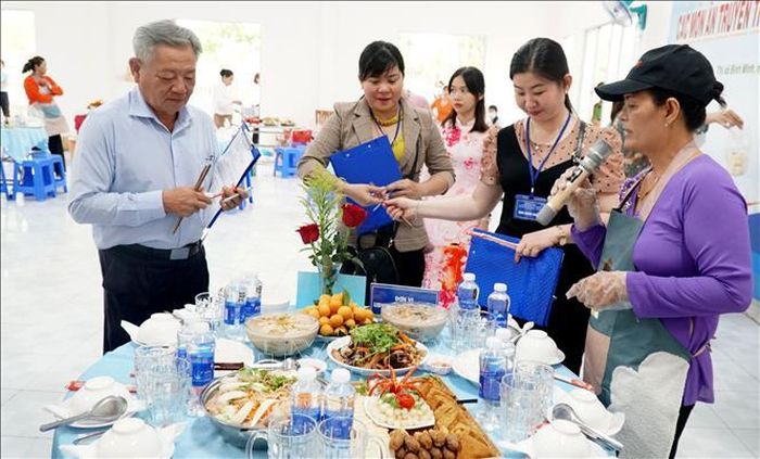 Các đội tham gia hội thi nấu các món ăn từ tàu hũ ky.