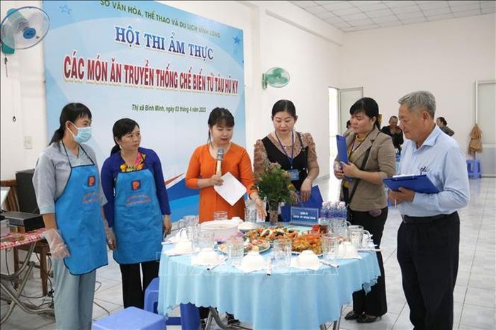 Các đội tham gia hội thi nấu các món ăn từ tàu hũ ky.