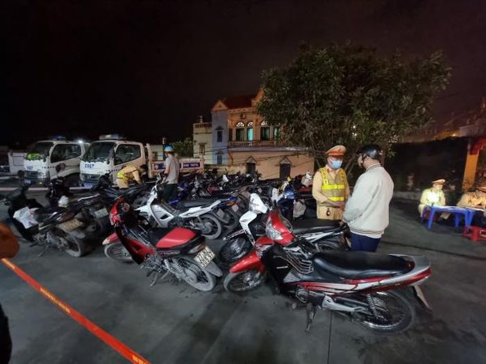 Công an Quảng Ninh xử phạt người vi phạm nồng độ cồn.